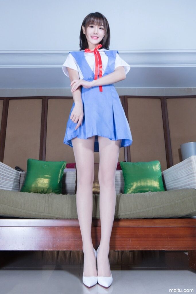 台湾妹子好甜美，一双大白腿让人移不开眼！-JK图库