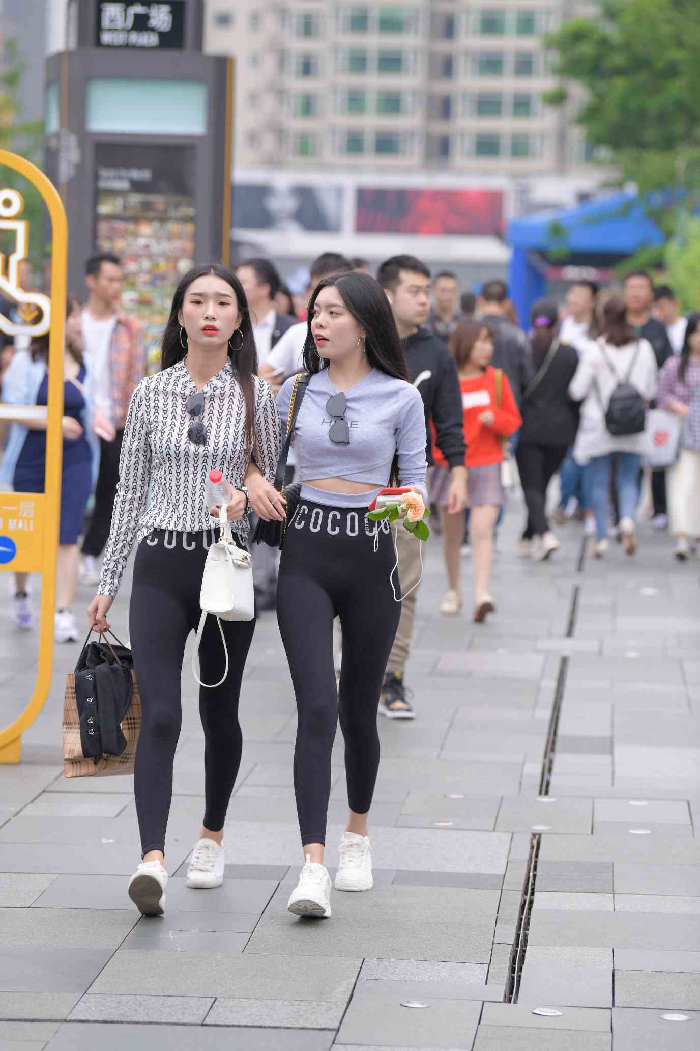 图片[1]-【免费】逛街的两个瑜伽裤姑娘【40P】04030-JK图库