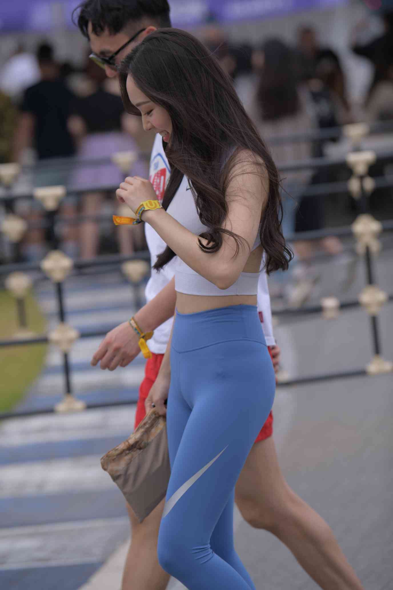 图片[1]-陪男朋友逛街的瑜伽裤女孩【74P】04034-JK图库