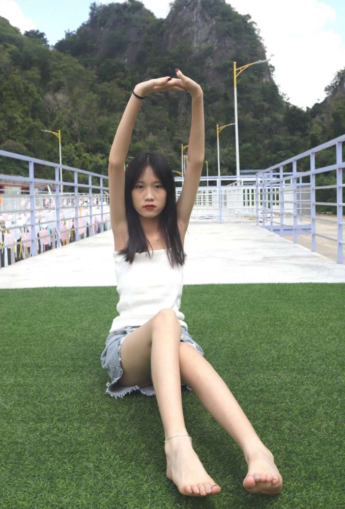 坐在草地上的长发女孩【172P】20012-JK图库