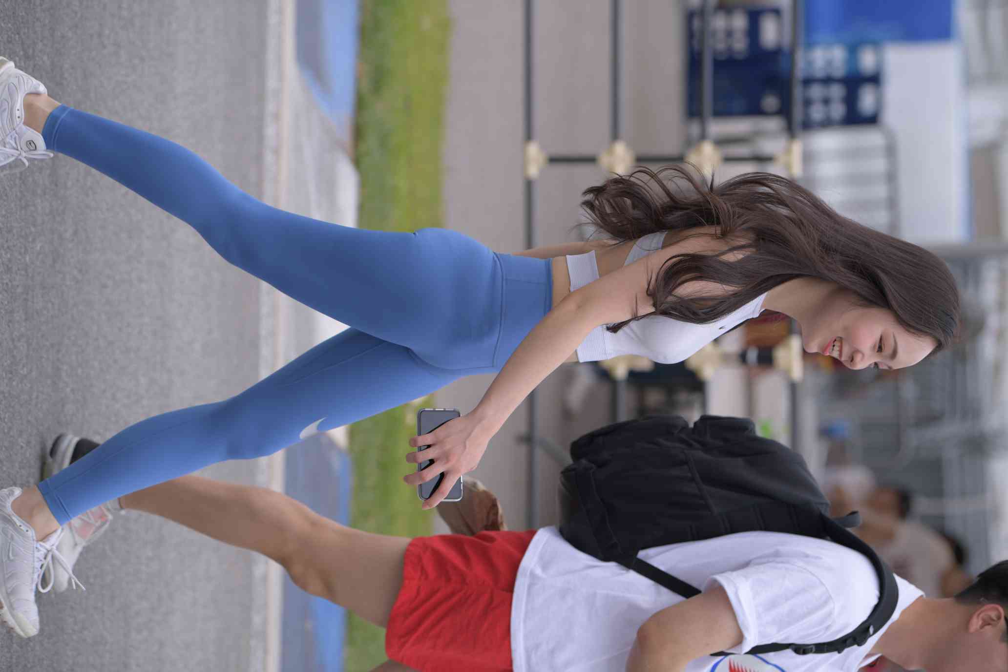 图片[4]-陪男朋友逛街的瑜伽裤女孩【74P】04034-JK图库