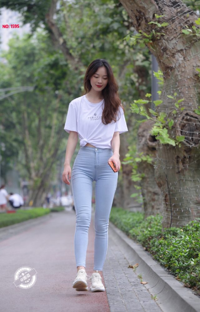图片[1]-个子非常高的紧身牛仔裤女孩J2065 879P1V-25.5GB-JK图库