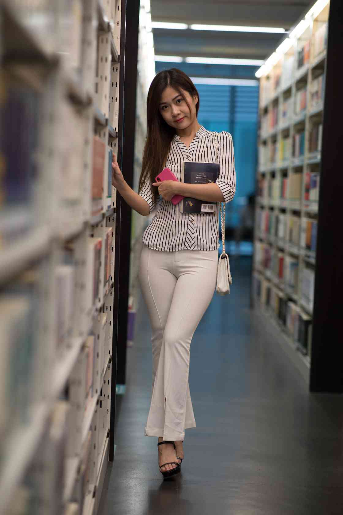 图片[5]-逛书店的白色紧身裤女孩【450P】04040-JK图库