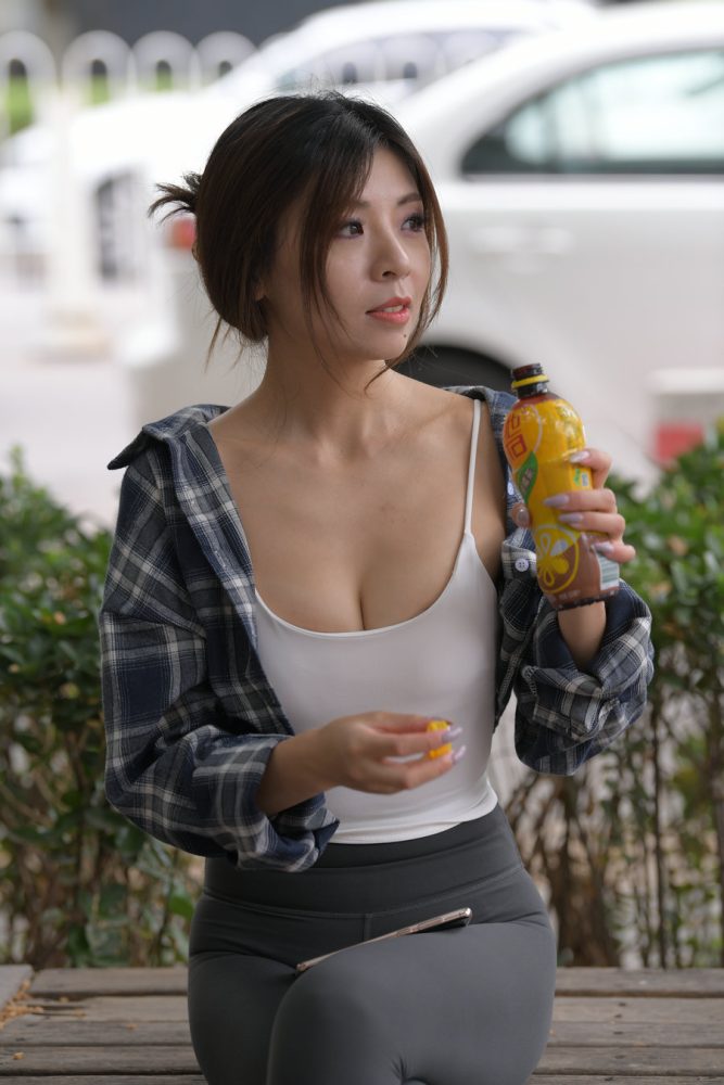 喝饮料的瑜伽裤女孩J2242 383P1V-17.5GB-JK图库