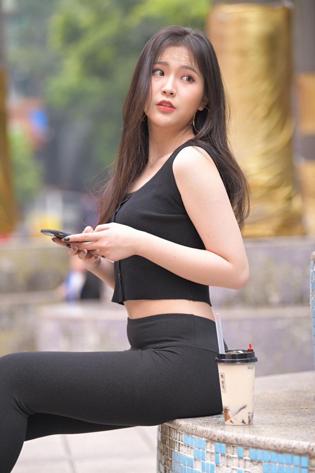 图片[1]-喝奶茶的黑色瑜伽裤长发姑娘【376P】00055-JK图库