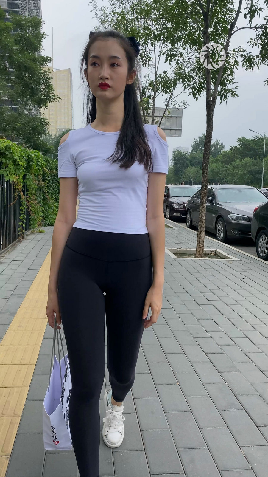 图片[1]-黑色瑜伽裤逛街的女孩J4000 MP4-7.76GB-JK图库