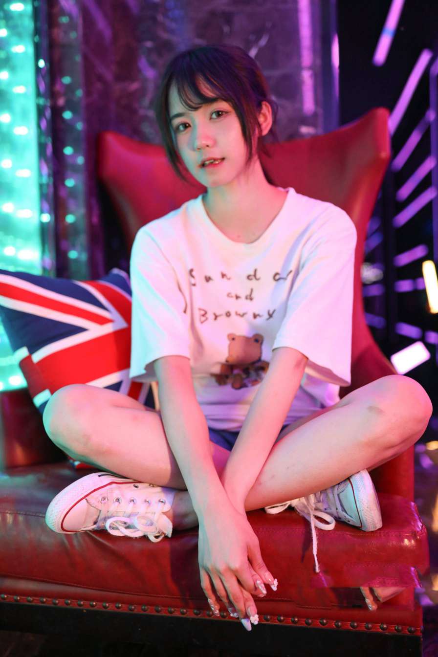 图片[2]-KTV里唱歌的长腿帆布鞋女孩【102P】20015-JK图库