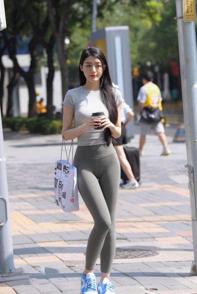 在外面逛街的瑜伽裤女孩J2240 449P1V-16.7GB-JK图库