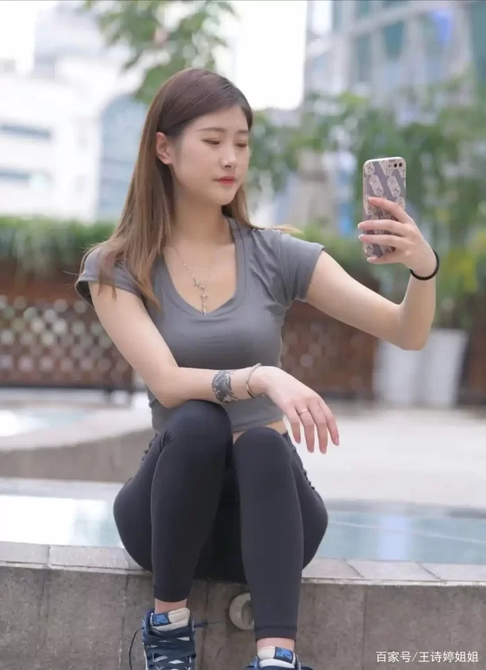 图片[2]-有小虎牙非常甜美的瑜伽裤女孩-JK图库