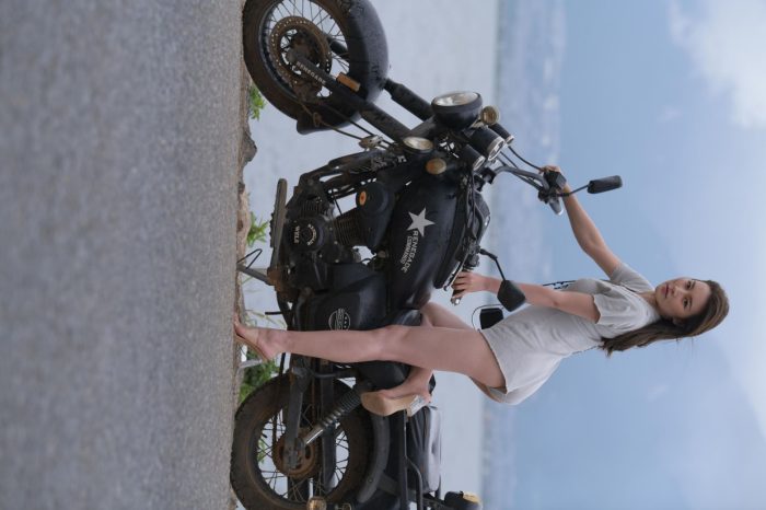 阴雨天在海边骑车的长发女人【156P】00044-JK图库