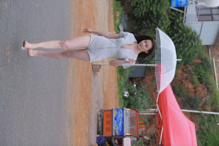 阴雨天在海边骑车的长发女人【156P】00044-JK图库