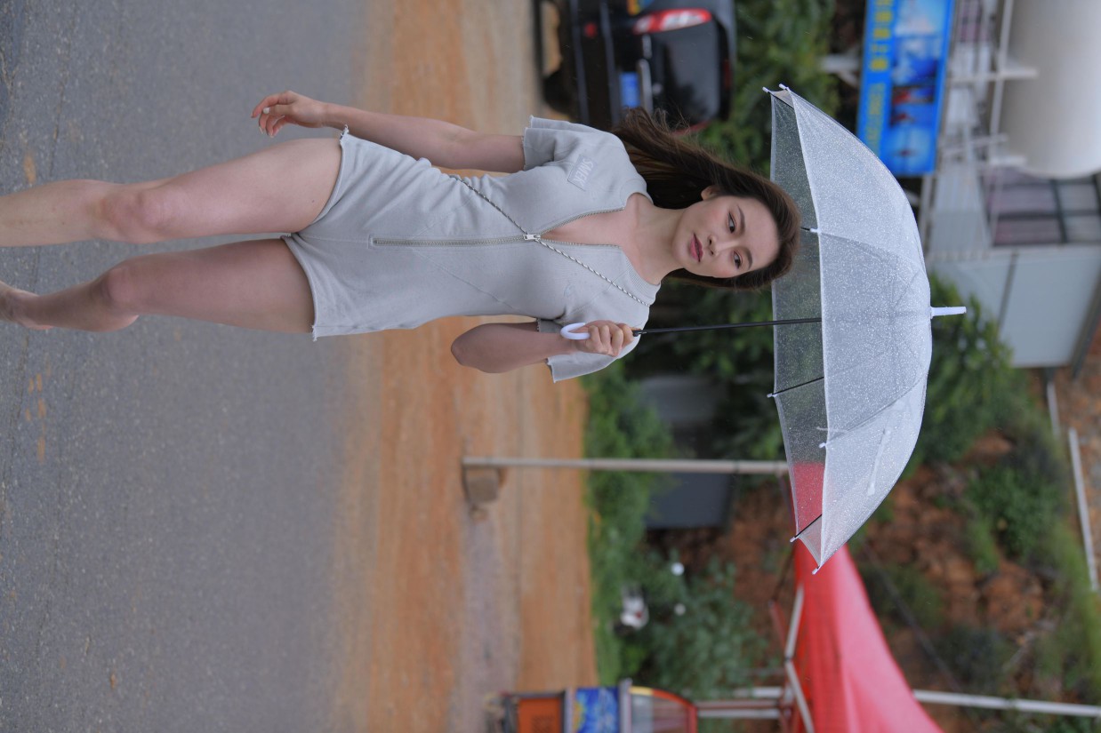 图片[5]-阴雨天在海边骑车的长发女人【156P】00044-JK图库
