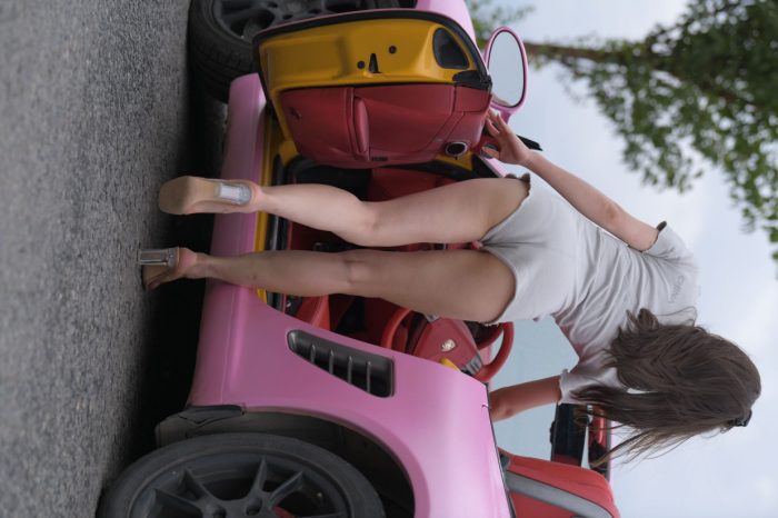 在海边开跑车的连衣短裤女孩【390P】00030-JK图库