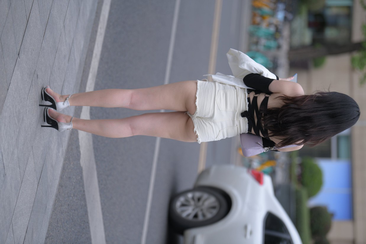 图片[2]-长发飘飘的白色热裤美丽女孩【49P】00029-JK图库