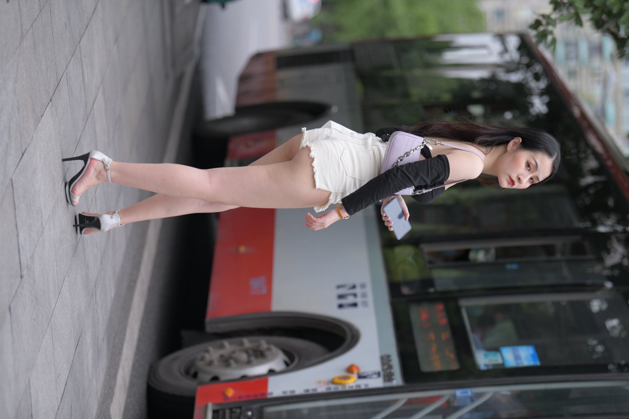图片[3]-长发飘飘的白色热裤美丽女孩【49P】00029-JK图库