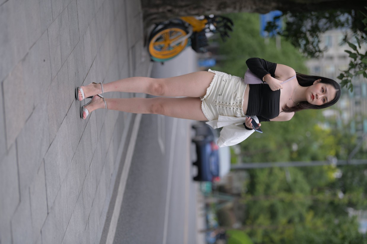 图片[4]-长发飘飘的白色热裤美丽女孩【49P】00029-JK图库