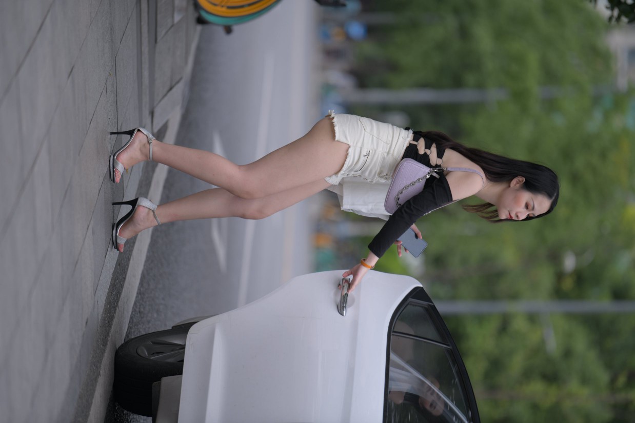 图片[6]-长发飘飘的白色热裤美丽女孩【49P】00029-JK图库