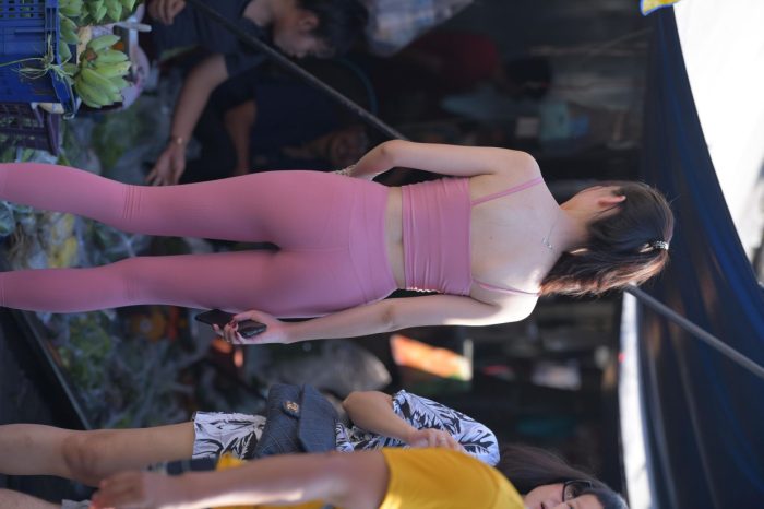 粉色的甜美瑜伽裤女孩在逛街【372P】00057-JK图库