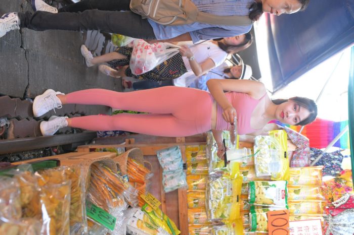 粉色的甜美瑜伽裤女孩在逛街【372P】00057-JK图库