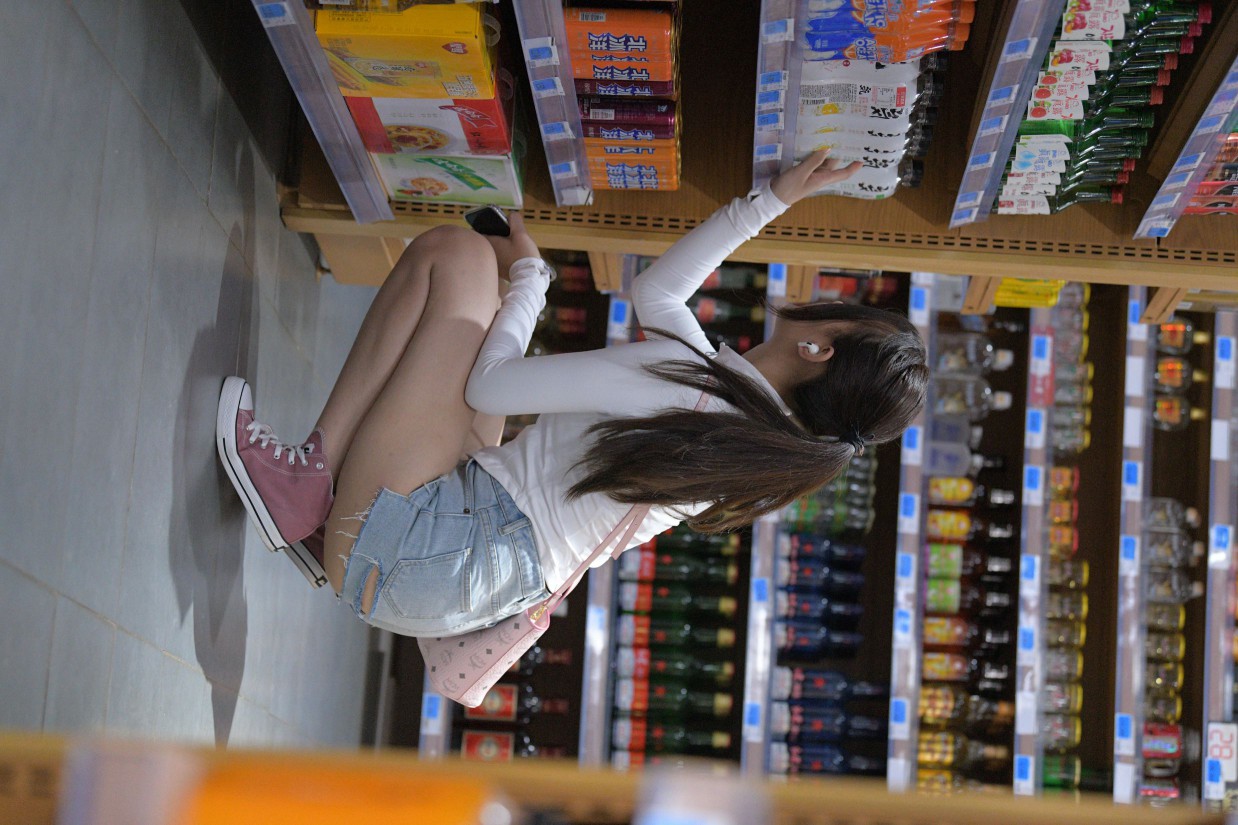 图片[5]-紧身牛仔短裤骑自行车的漂亮女孩【588P】00053-JK图库