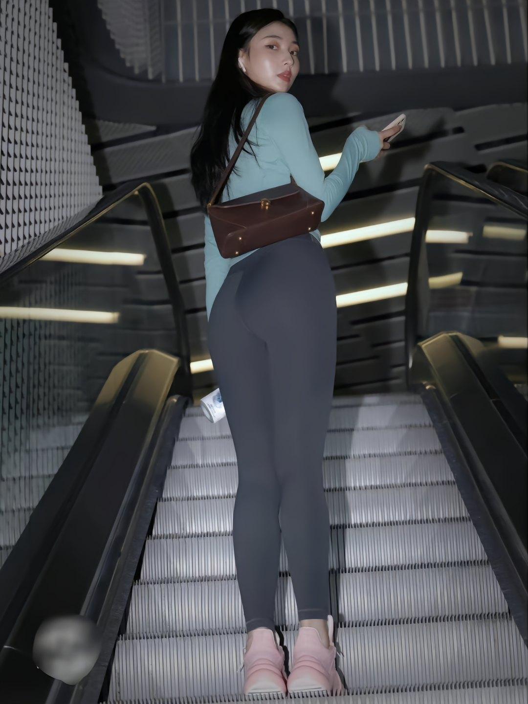 图片[1]-晚上逛商场的瑜伽裤漂亮女孩J2244 225P2V-15.1GB-JK图库