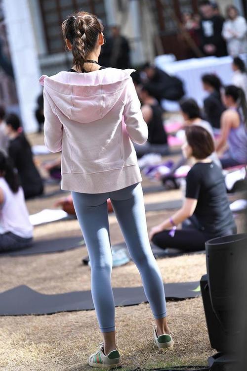 图片[2]-在广场看热闹的瑜伽裤女人-JK图库