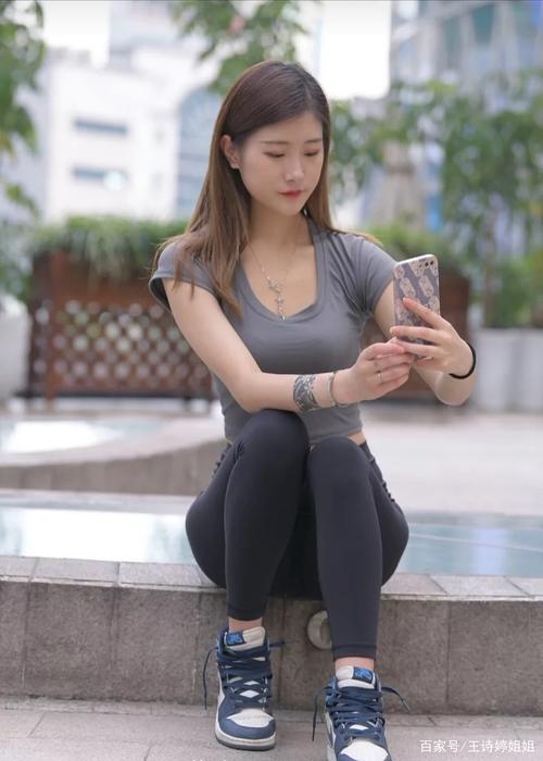 图片[1]-有小虎牙非常甜美的瑜伽裤女孩-JK图库