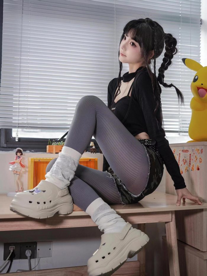 牛仔热裤+灰丝姑娘玩自拍-JK图库