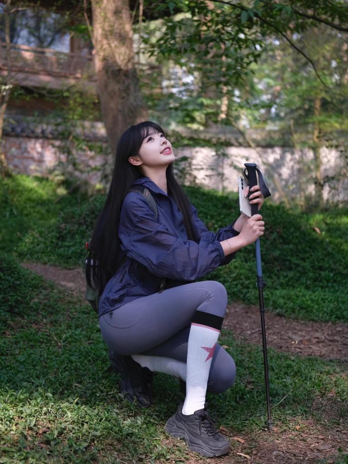 爱爬山的瑜伽裤MM，太甜美了！~-JK图库