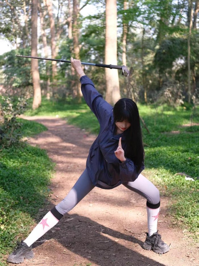 爱爬山的瑜伽裤MM，太甜美了！~-JK图库