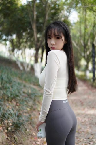 图片[9]-穿瑜伽裤爬山的长发少女-JK图库