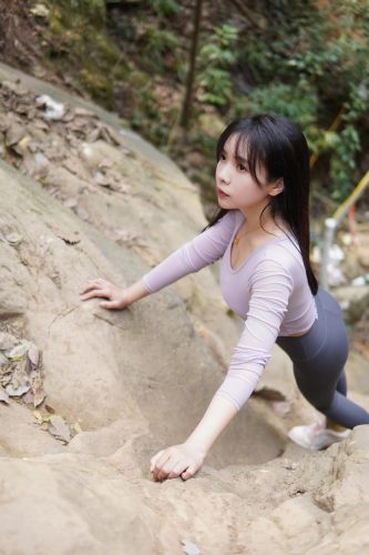 图片[8]-穿瑜伽裤爬山的长发少女-JK图库