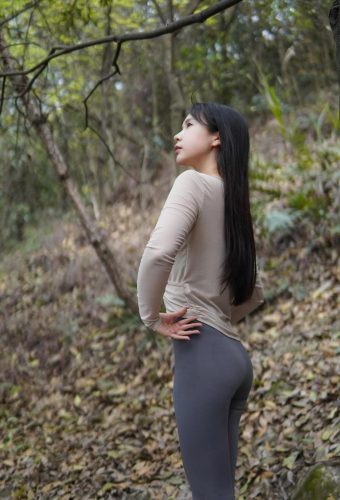 图片[5]-穿瑜伽裤爬山的长发少女-JK图库