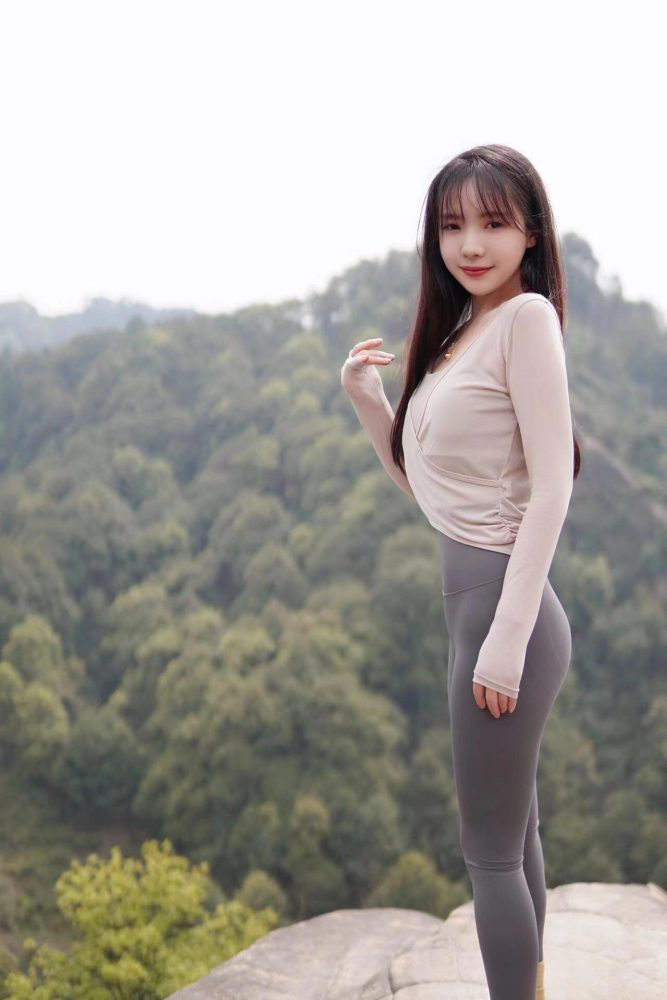 穿瑜伽裤爬山的长发少女-JK图库