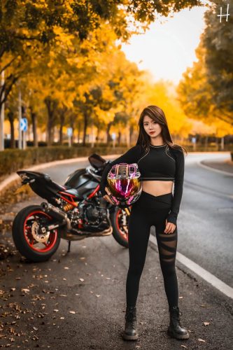图片[1]-骑摩托车的瑜伽裤美女身材太好了！-JK图库