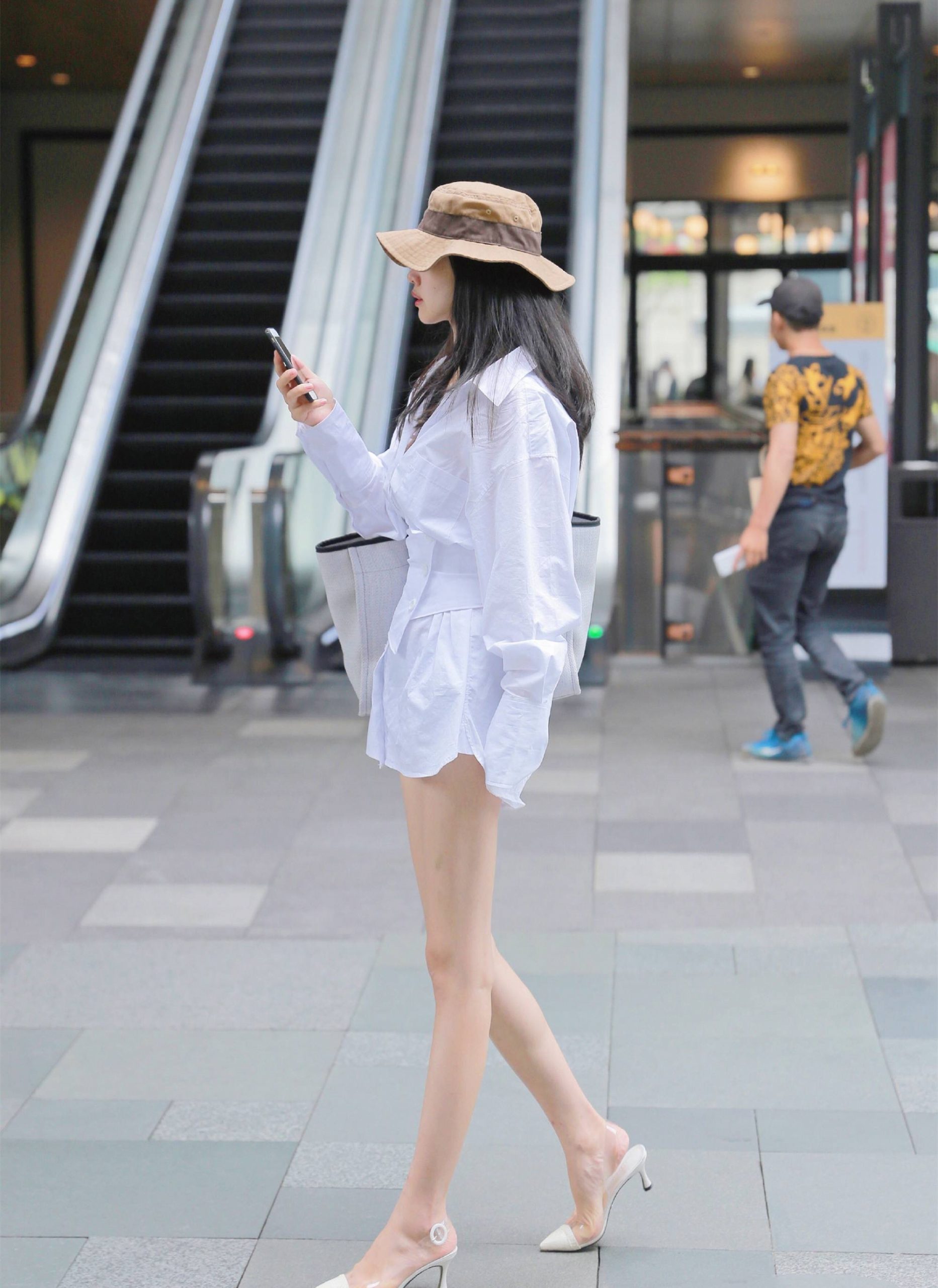 图片[2]-美女壁纸丨街拍美女，白皙美腿一览无余！-JK图库